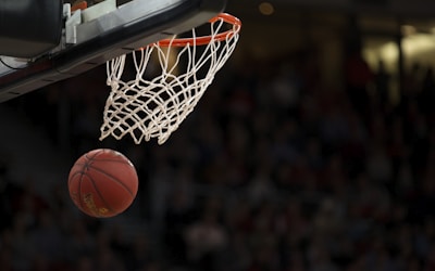 NBA季后赛激烈比赛场景，球员扣篮瞬间